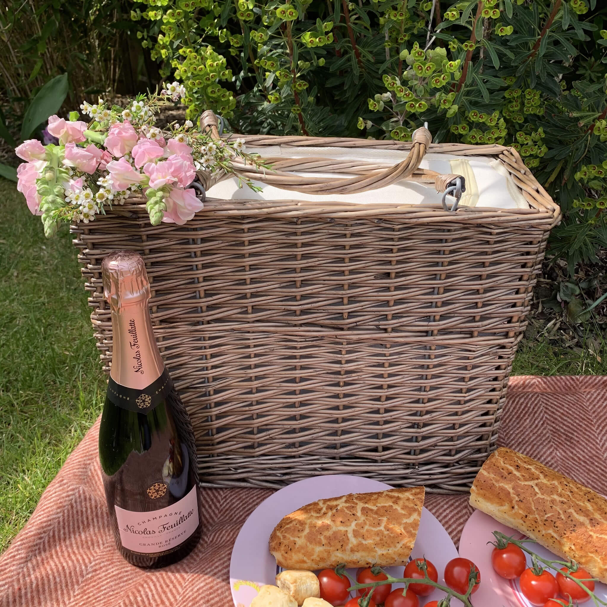 Cream Willow Cooler & Bottle Basket - Alfresco Dining Company